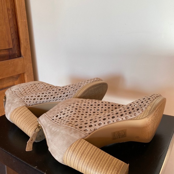 Heels - Picture 4 of 5